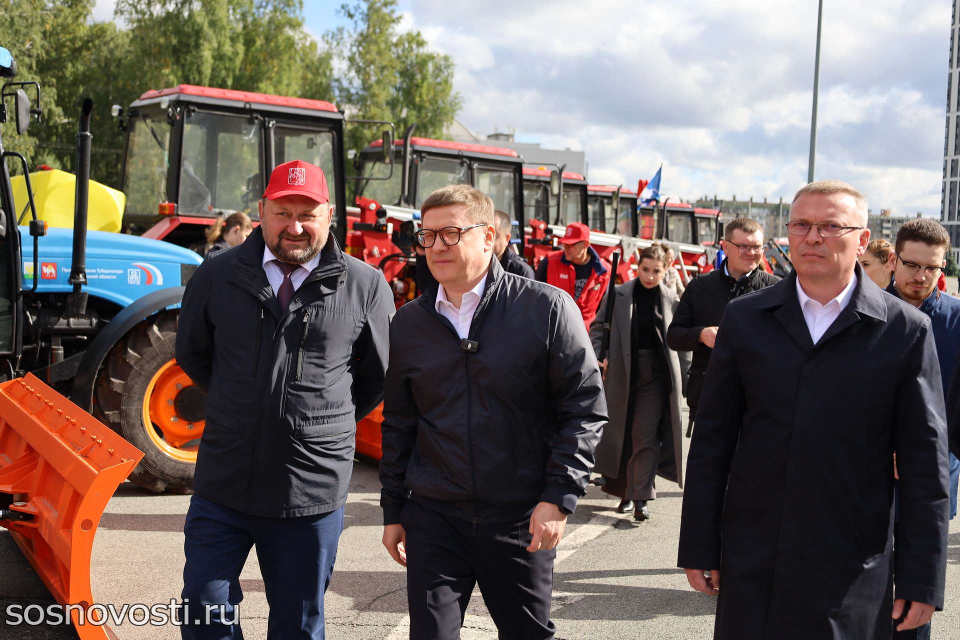 Синий трактор едет к нам: в Сосновский район поступила новая дорожная техника