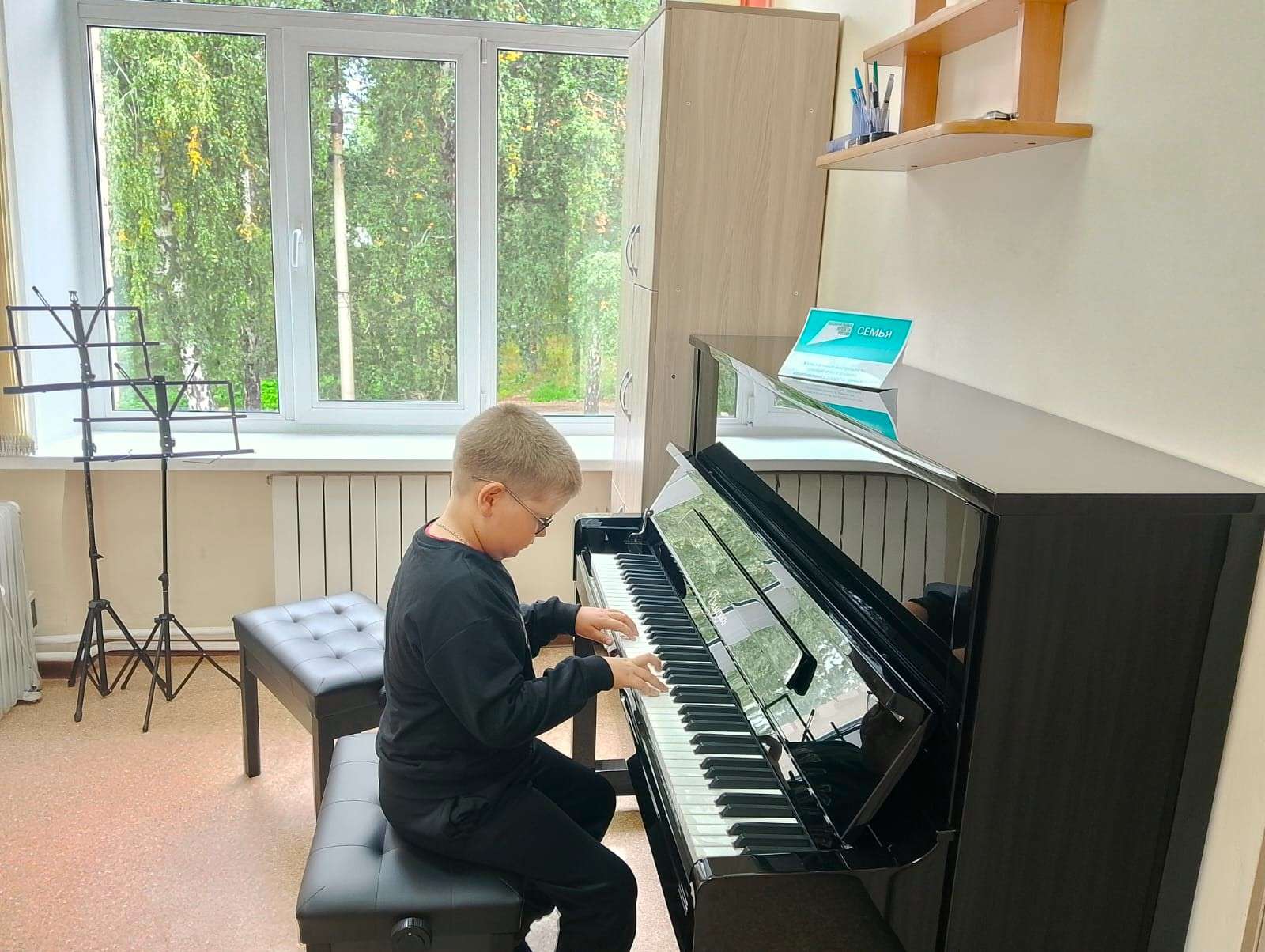 Полетаевская школа искусств получила новые музыкальные инструменты и оборудование