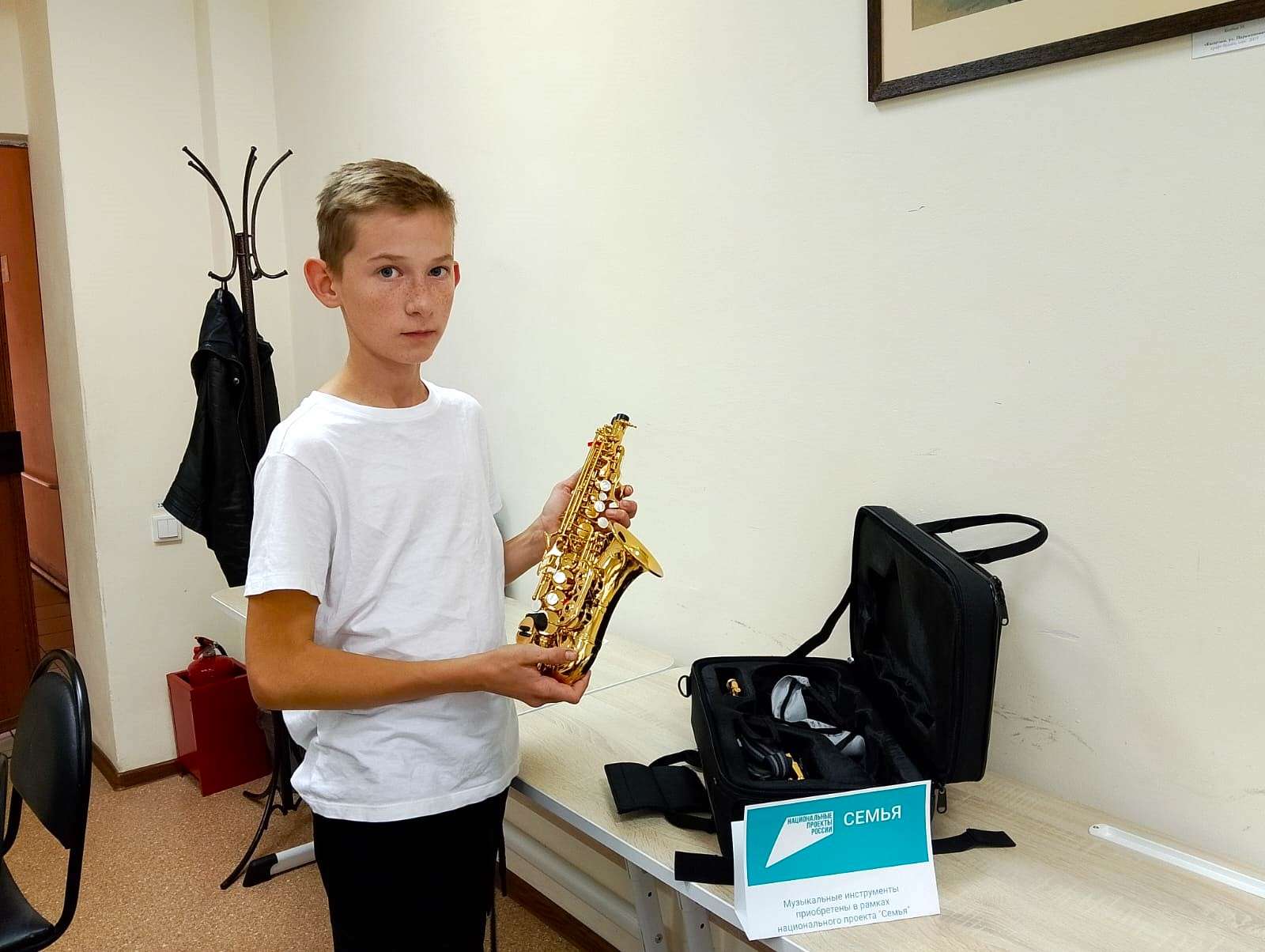 Полетаевская школа искусств получила новые музыкальные инструменты и оборудование