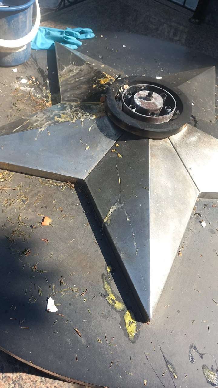 В Долгодеревенском неизвестные осквернили Вечный огонь