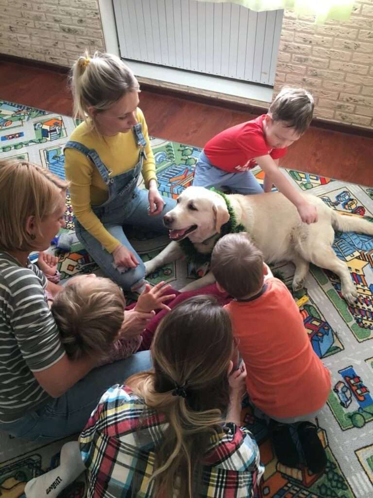 В Центре зоотерапии собаки помогают детям с особенностями развития