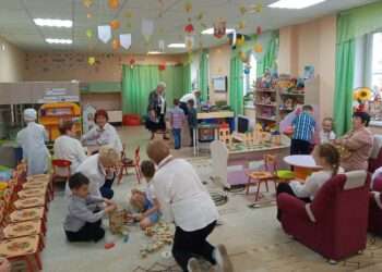 В Рощино детсадовцы подарили ветеранам поделки