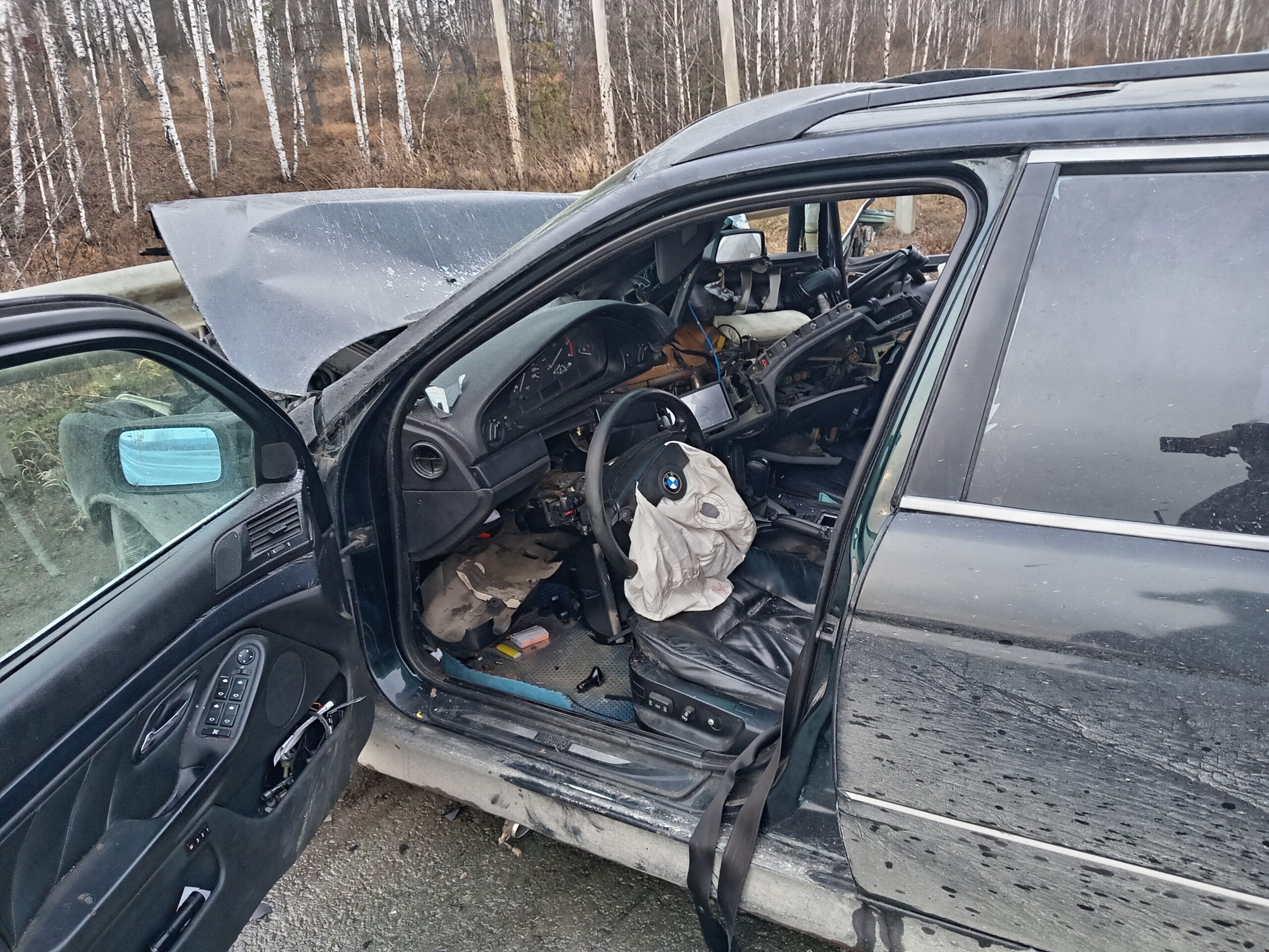 Пассажиры иномарок получили травмы при лобовом столкновении у Полетаево-2