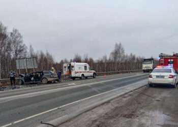 Пассажиры иномарок получили травмы при лобовом столкновении у Полетаево-2
