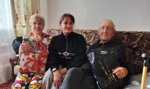 Социальные работники поздравили своих подопечных с Днем пожилого человека