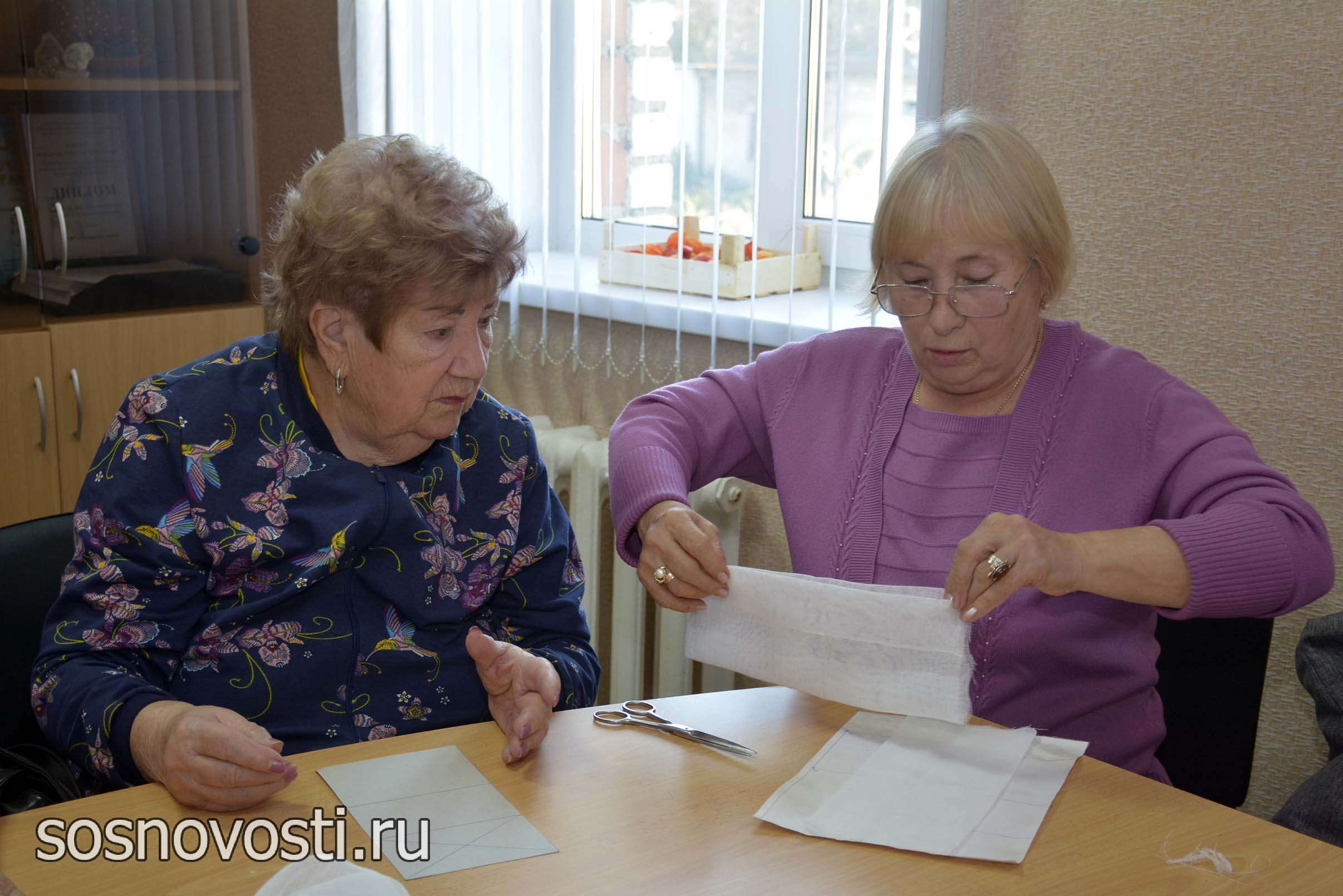 Счет на тысячи: волонтер из Долгодеревенского делает стерильные салфетки