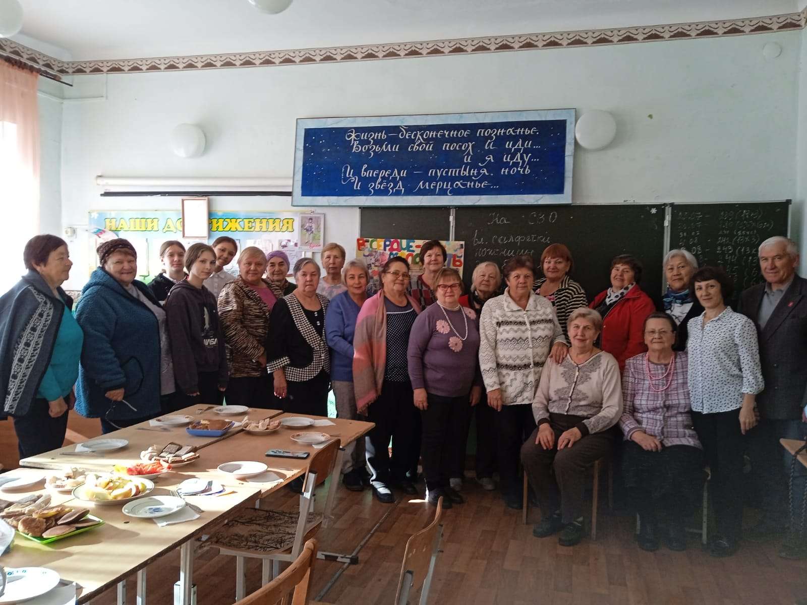 В Есаульском детсадовцы и школьники поздравляли ветеранов с праздником
