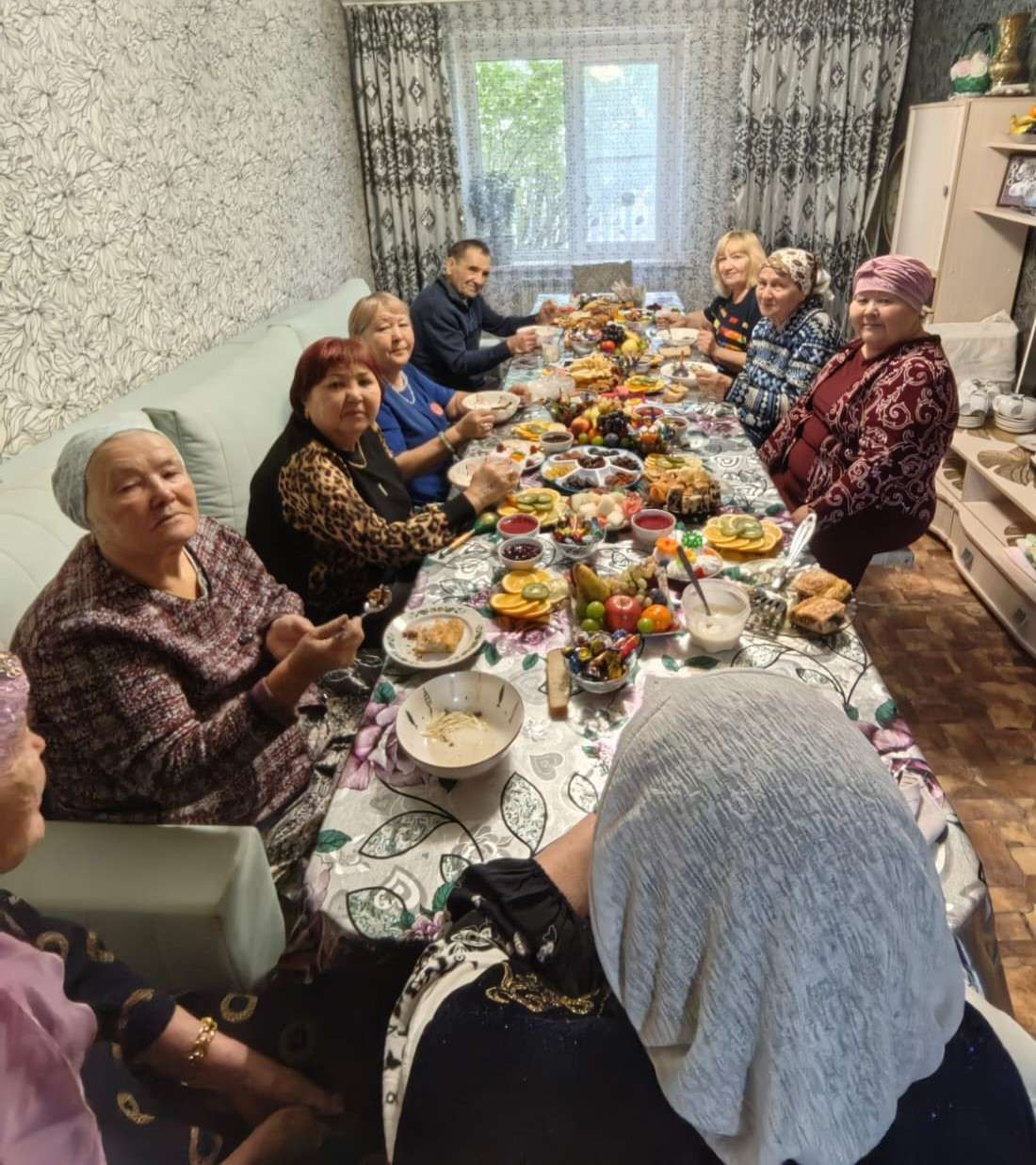 Социальные работники поздравили своих подопечных с Днем пожилого человека