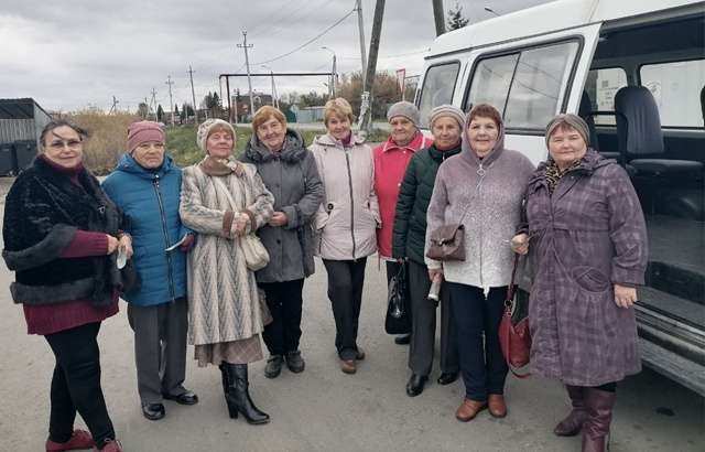 Социальные работники поздравили своих подопечных с Днем пожилого человека