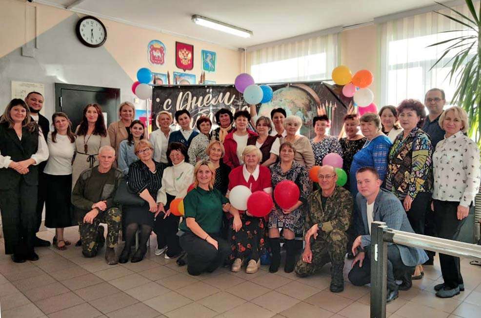 В Кременкуле ветераны педагогического труда заглянули в гости в школу