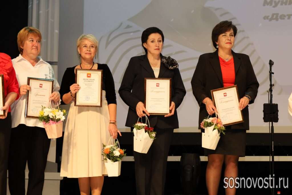 Дарят детям будущее: кого наградили ко Дню учителя и дошкольного работника