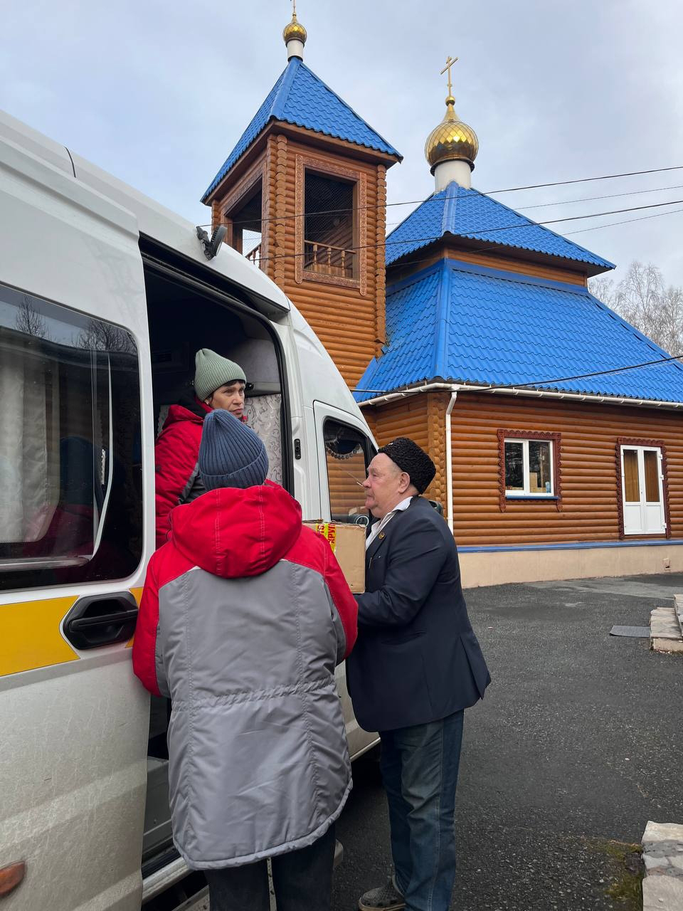 Соцработники собрали гуманитарную помощь для детей и педагогов Ясиноватой