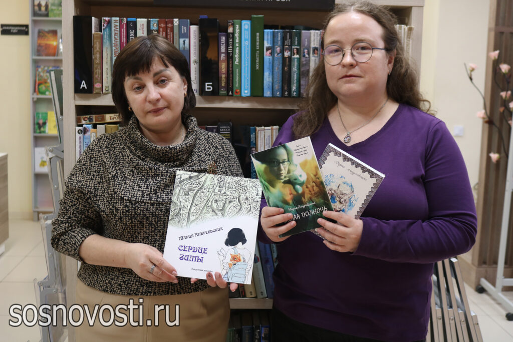 Книги в подарок: челябинский писатель подарила книги в библиотеку Долгодеревенского
