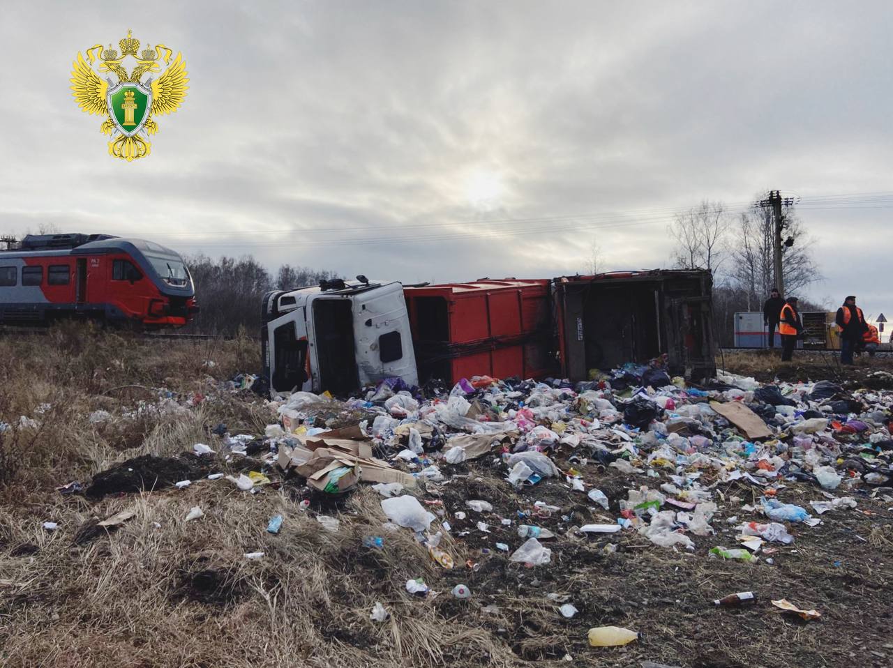 Пассажирский поезд столкнулся с грузовиком на переезде