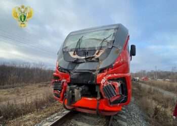 Пассажирский поезд столкнулся с грузовиком на перегоне