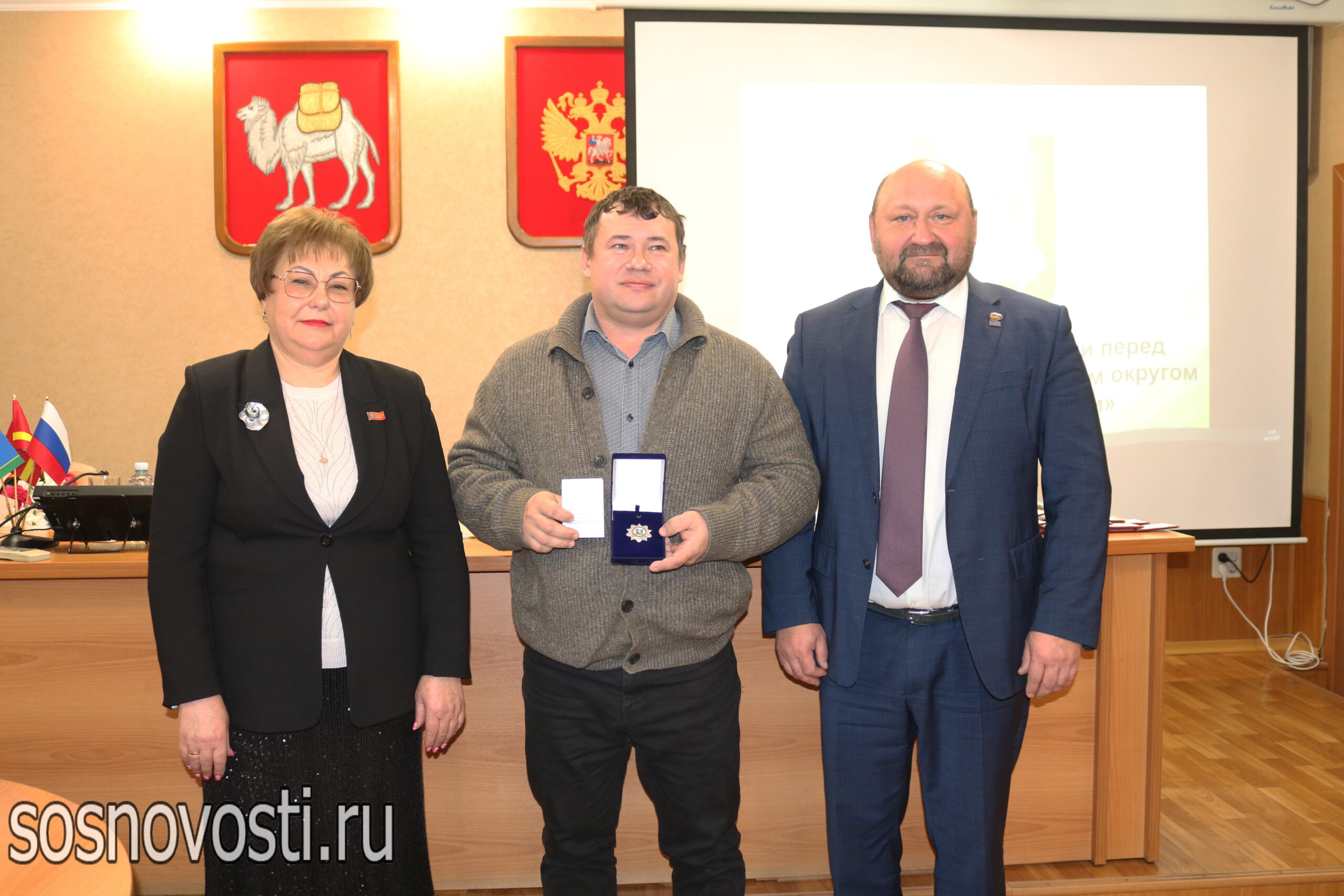 За верность округу: четверо жителей удостоились знаков отличия Сосновского округа