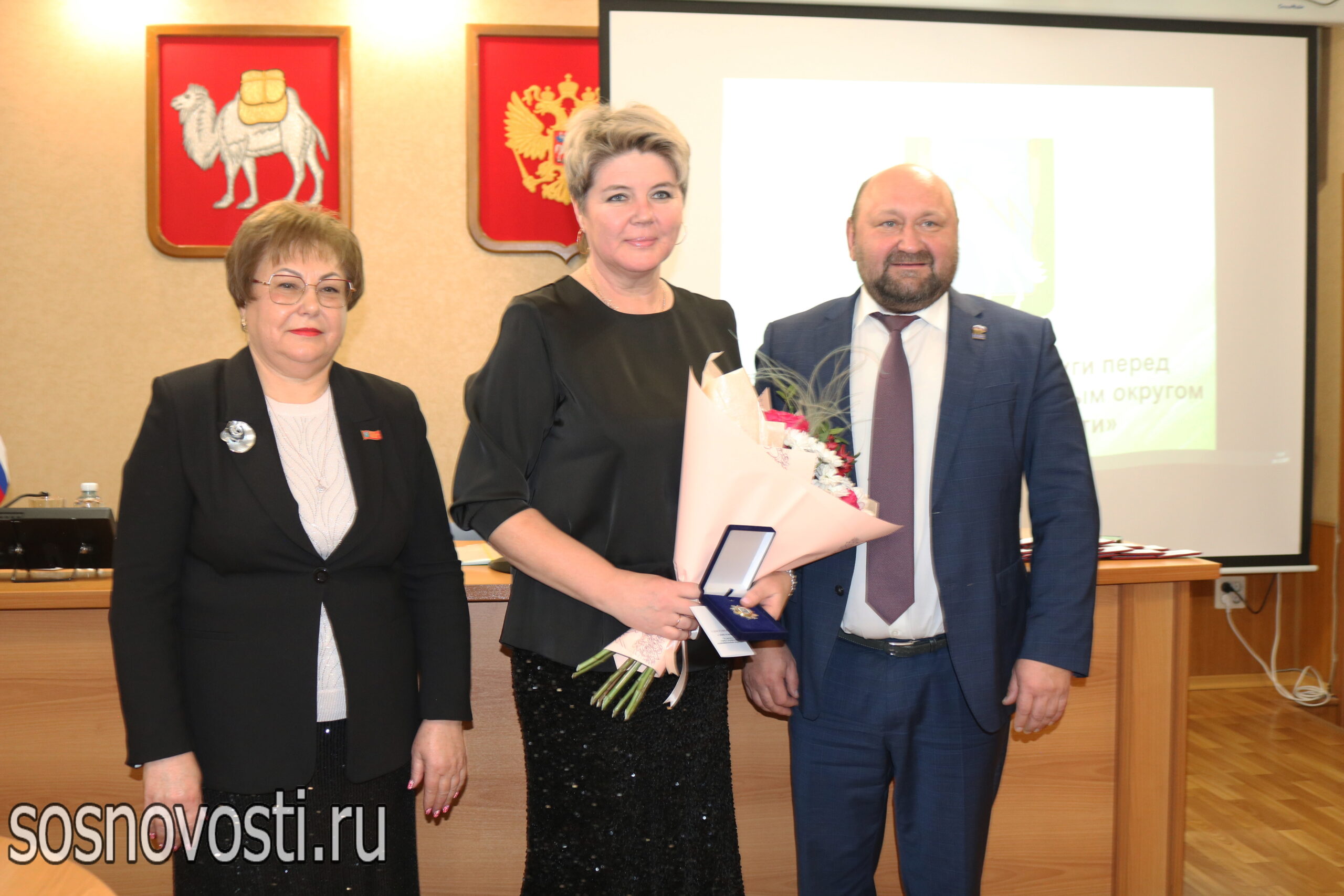 За верность округу: четверо жителей удостоились знаков отличия Сосновского округа