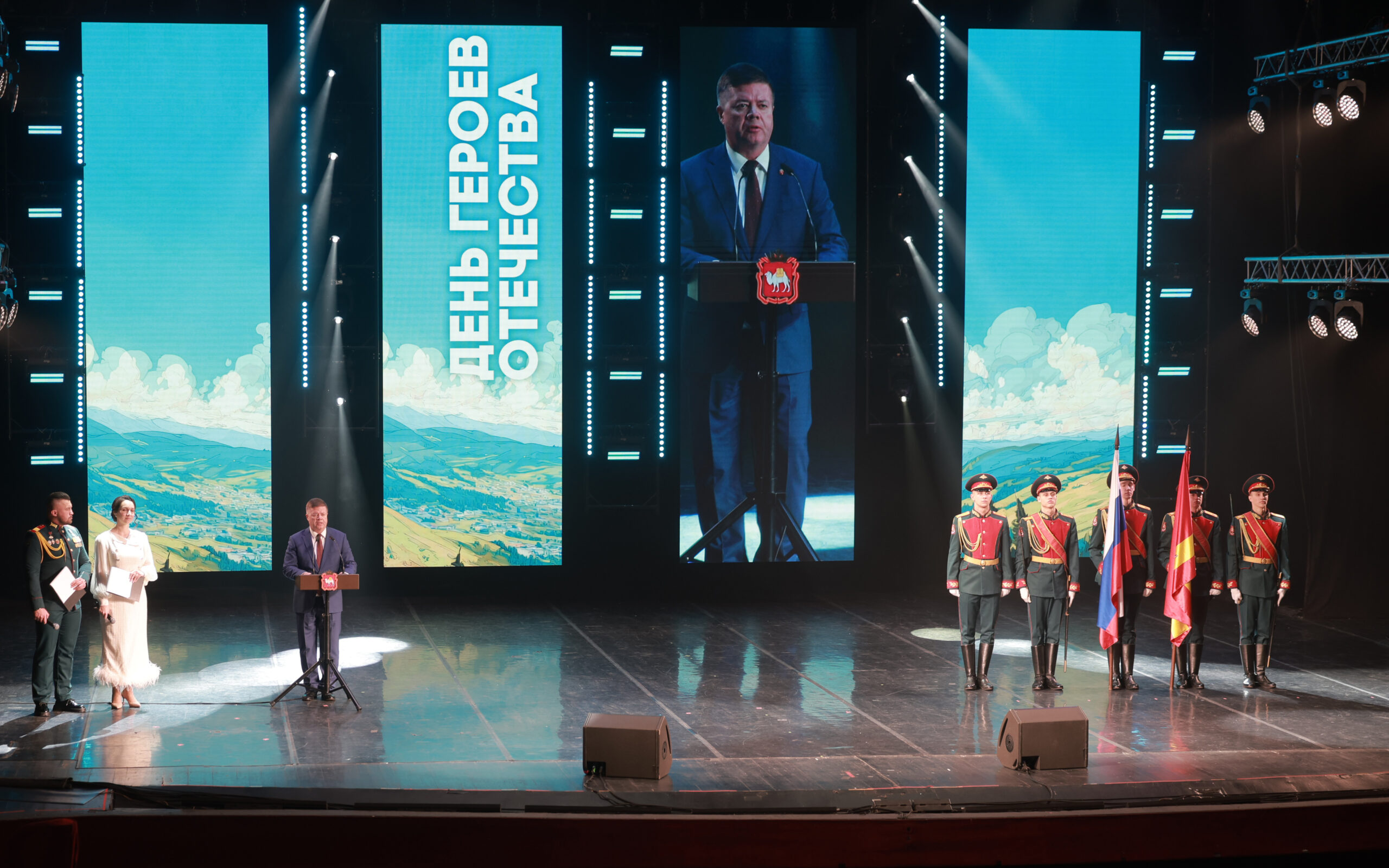 Губернатор наградил педагогов, воспитавших Героев России