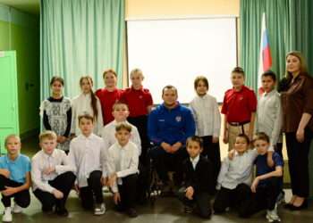 В Б-Баландинской школе встречали чемпиона паралимпиад в Токио и Париже