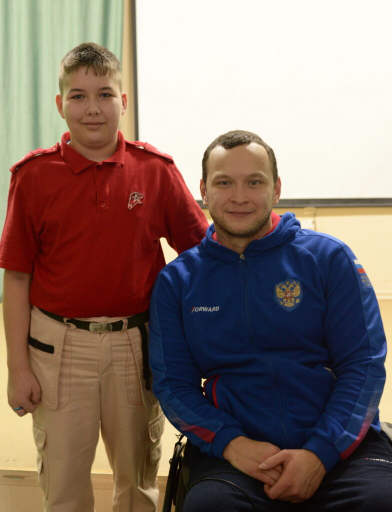 В Б-Баландинской школе встречали чемпиона паралимпиад в Токио и Париже