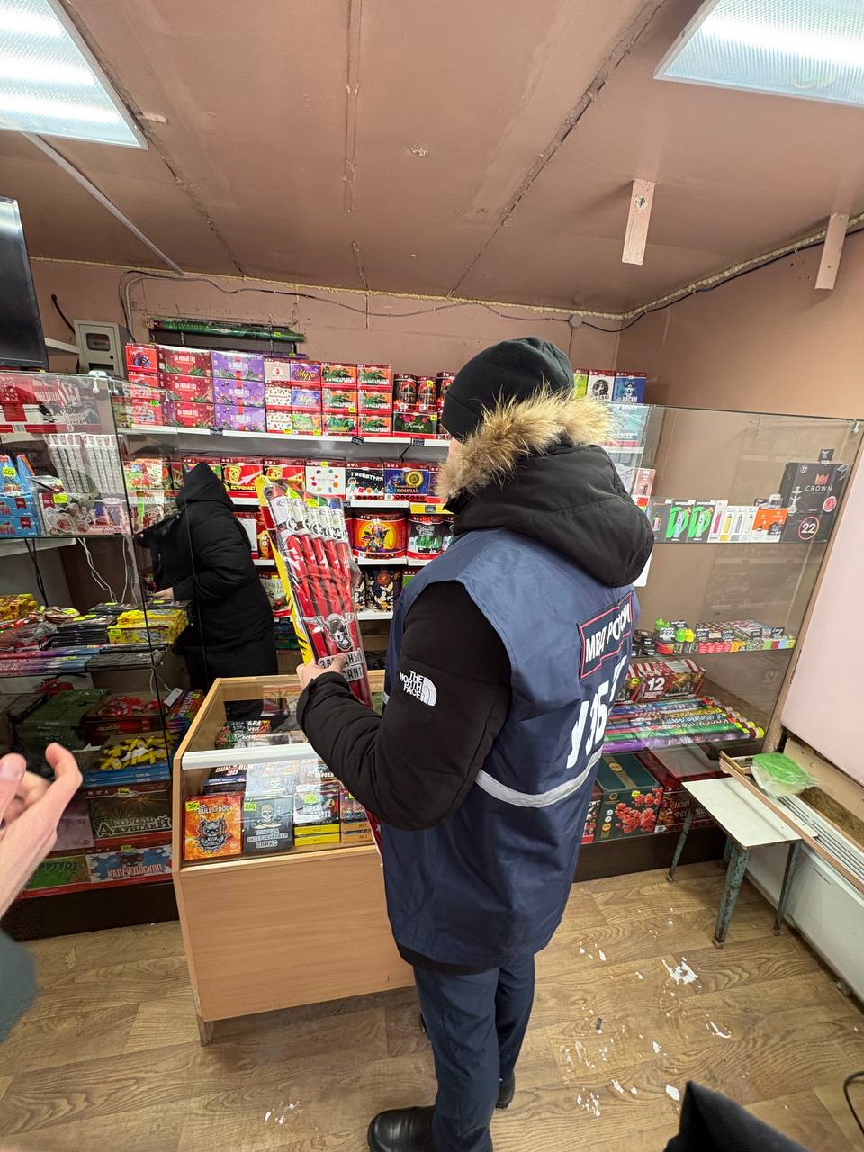 Полицейские проверили точки продажи пиротехники и новогодних елей