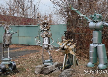 Железные сказки: что за скульптуры стоят на въезде в Теченский