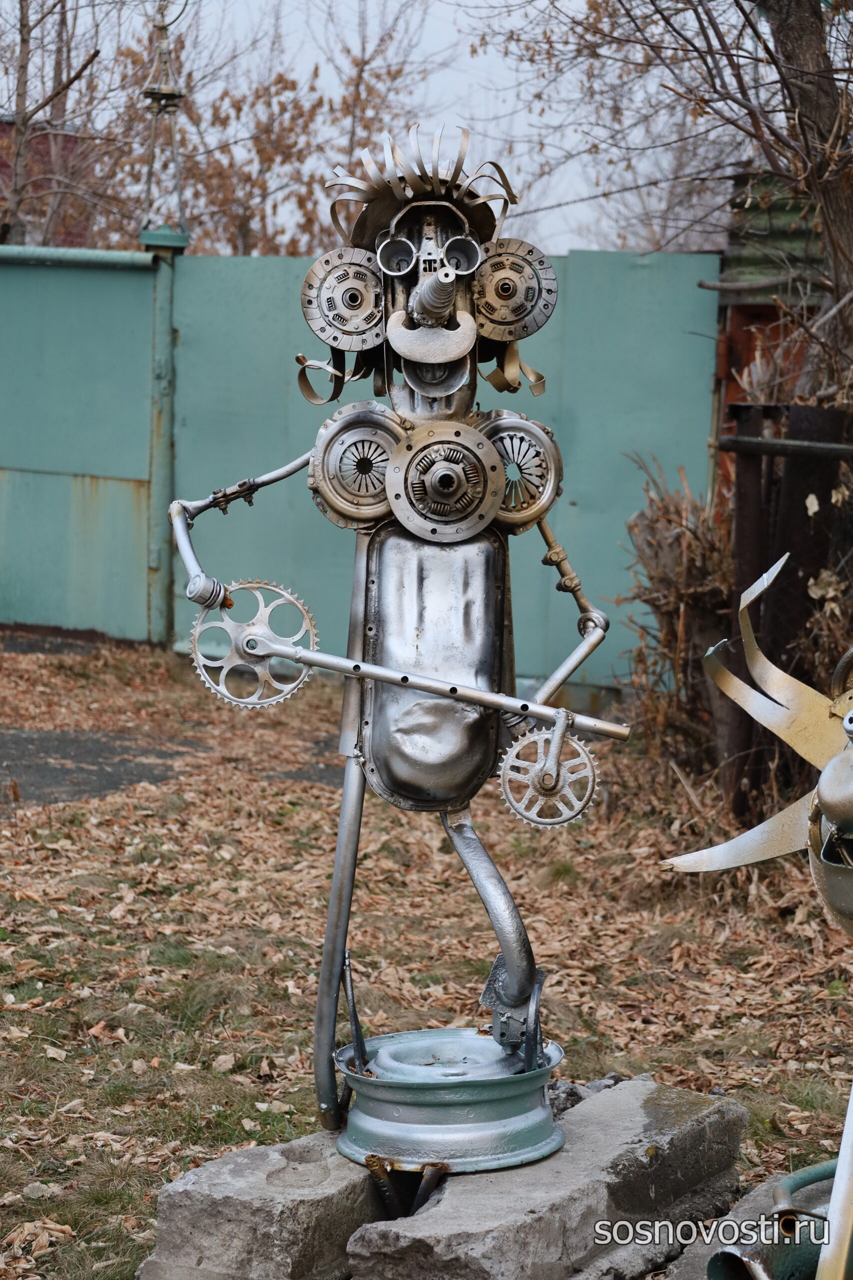 Железные сказки: что за скульптуры стоят на въезде в Теченский