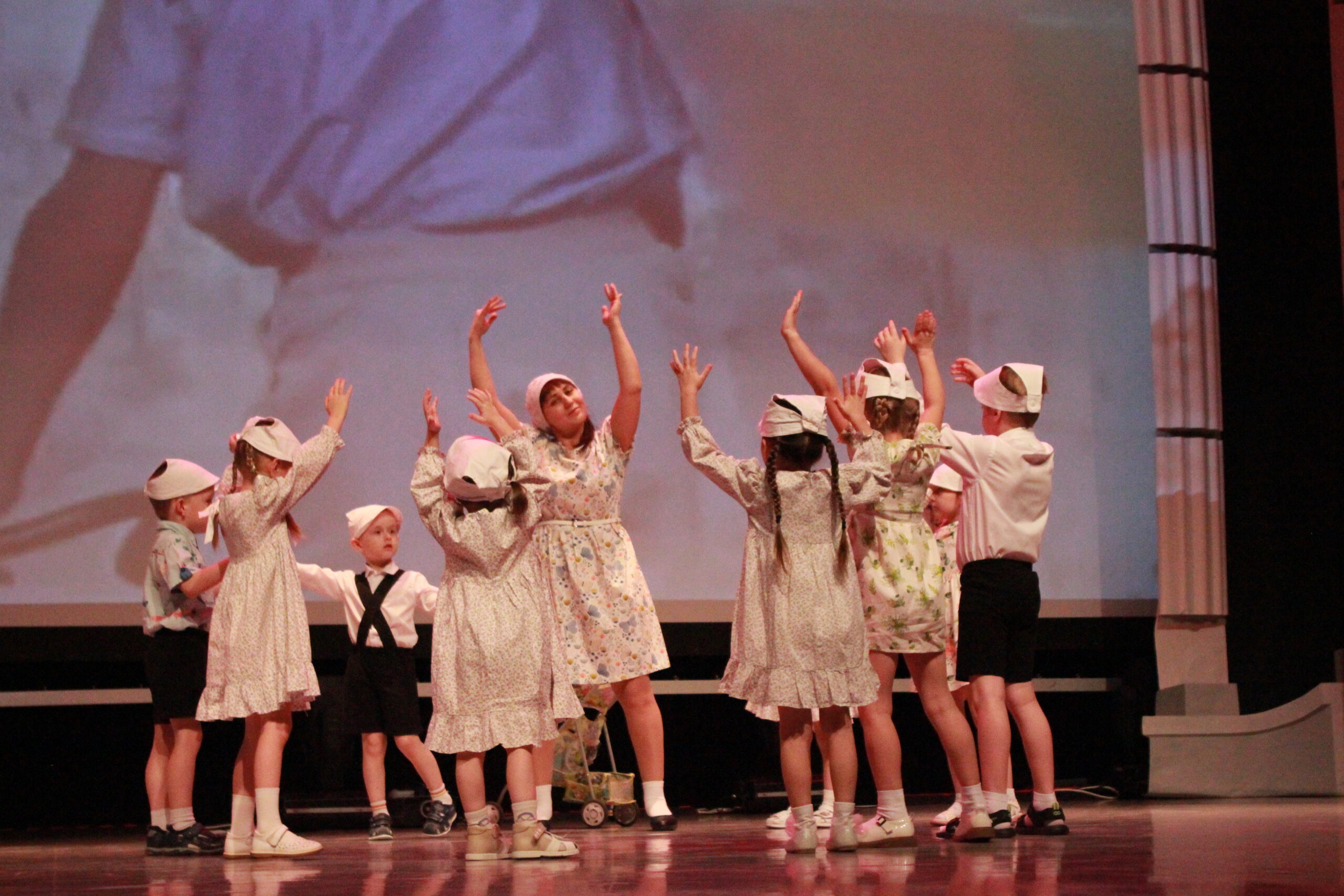 Сосновские педагоги вышли на сцену с творческими номерами к юбилею Победы