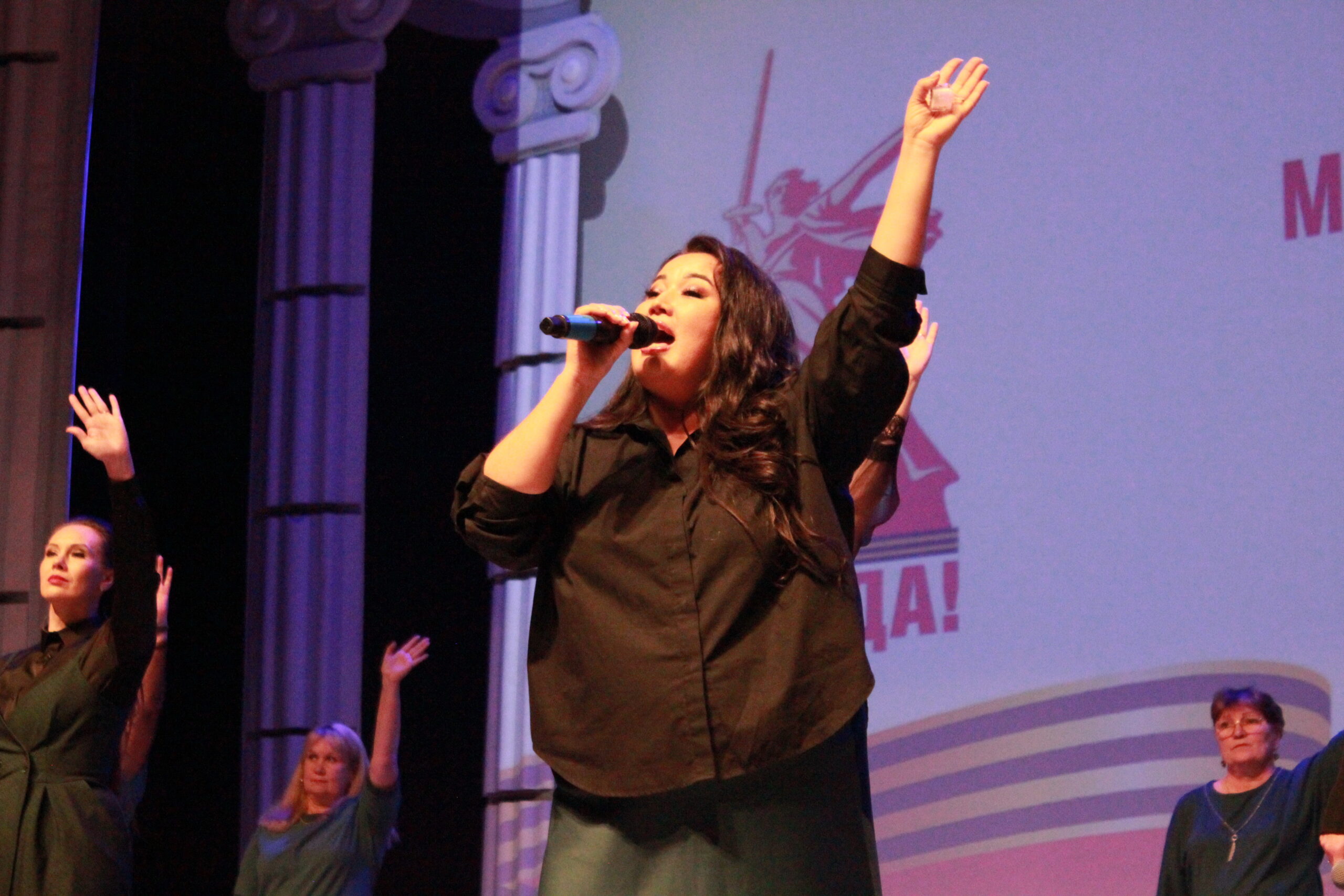 Сосновские педагоги вышли на сцену с творческими номерами к юбилею Победы