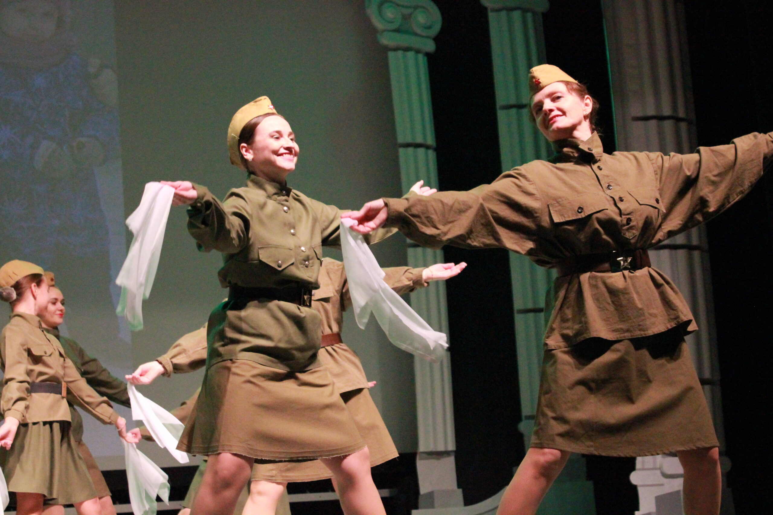 Сосновские педагоги вышли на сцену с творческими номерами к юбилею Победы