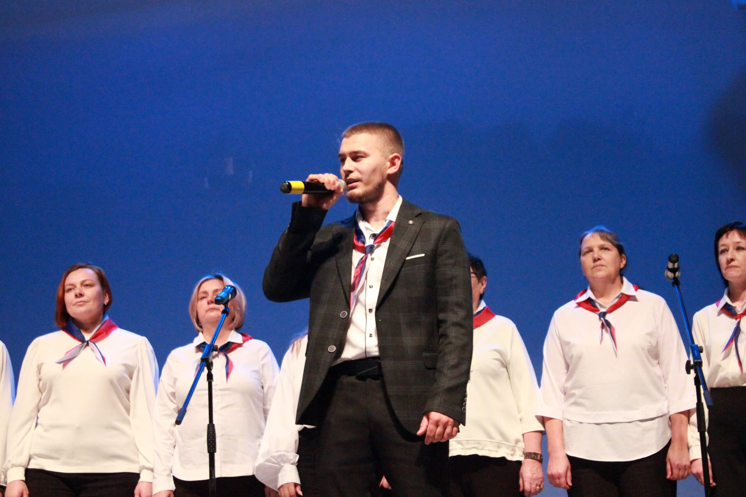 Сосновские педагоги вышли на сцену с творческими номерами к юбилею Победы