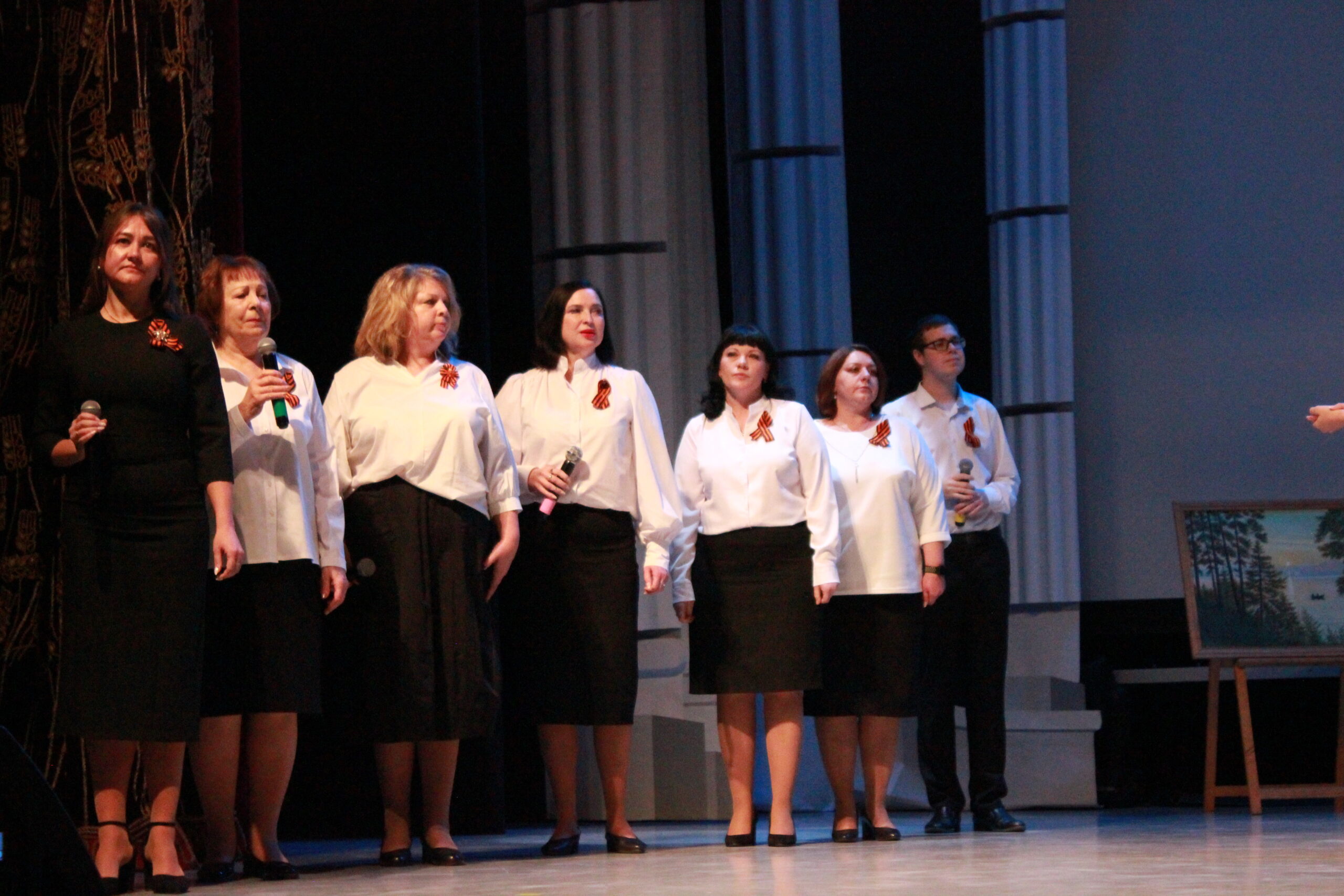 Сосновские педагоги вышли на сцену с творческими номерами к юбилею Победы