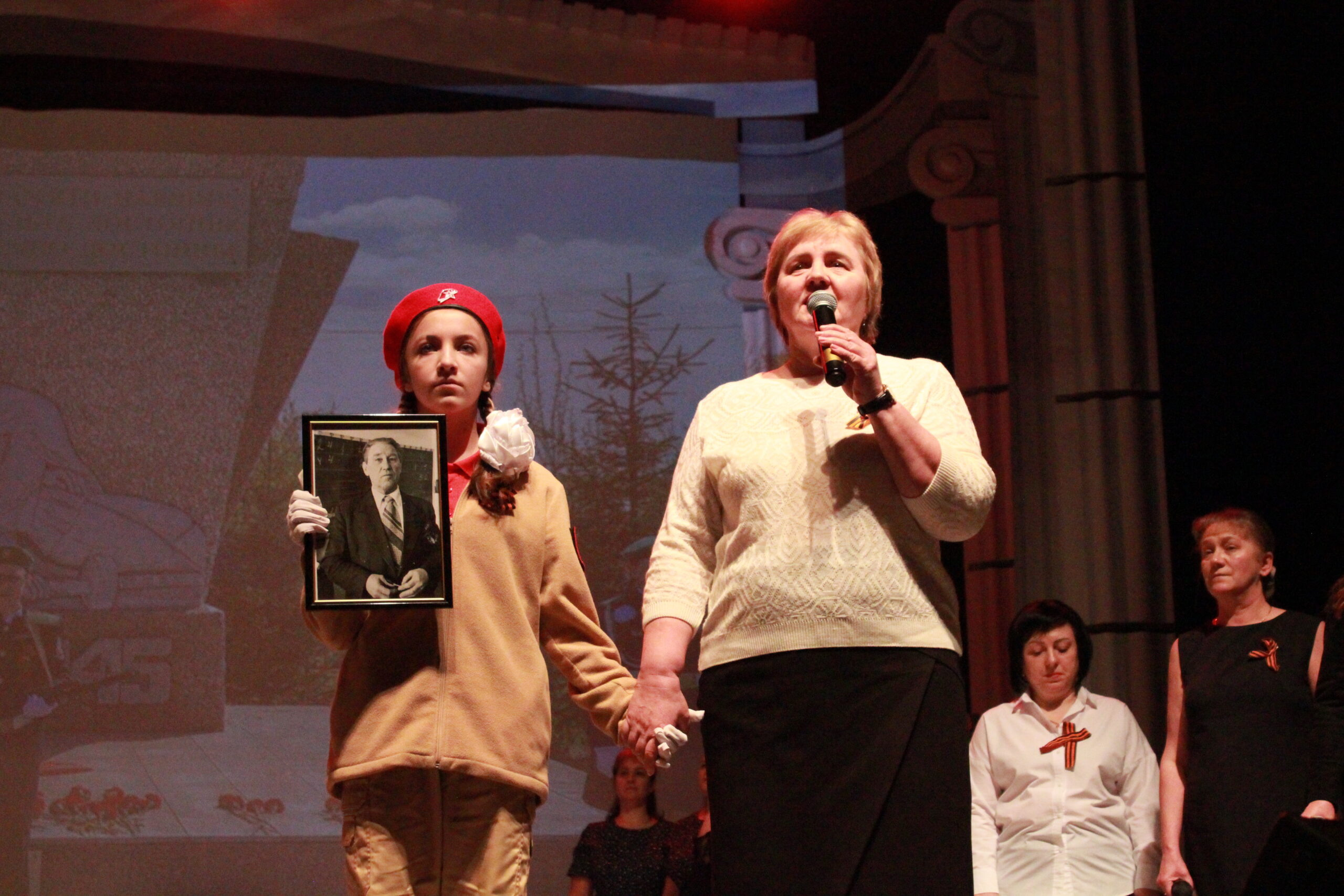 Сосновские педагоги вышли на сцену с творческими номерами к юбилею Победы