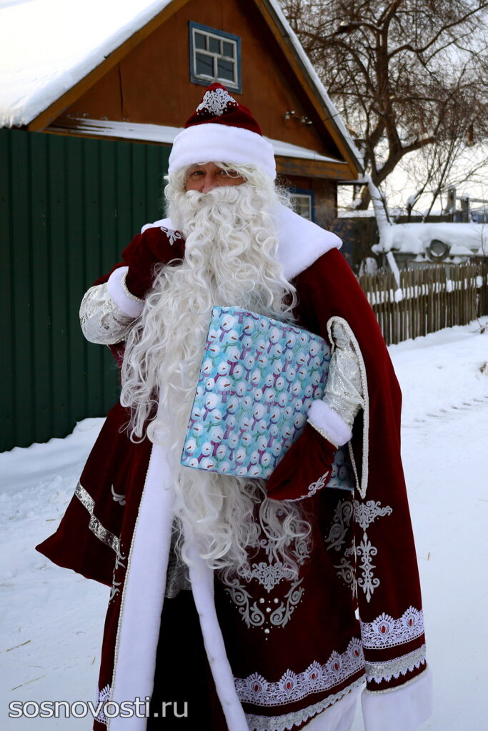 «Елка желаний»: глава Сосновского округа подарил подарки многодетной семье из Полетаево