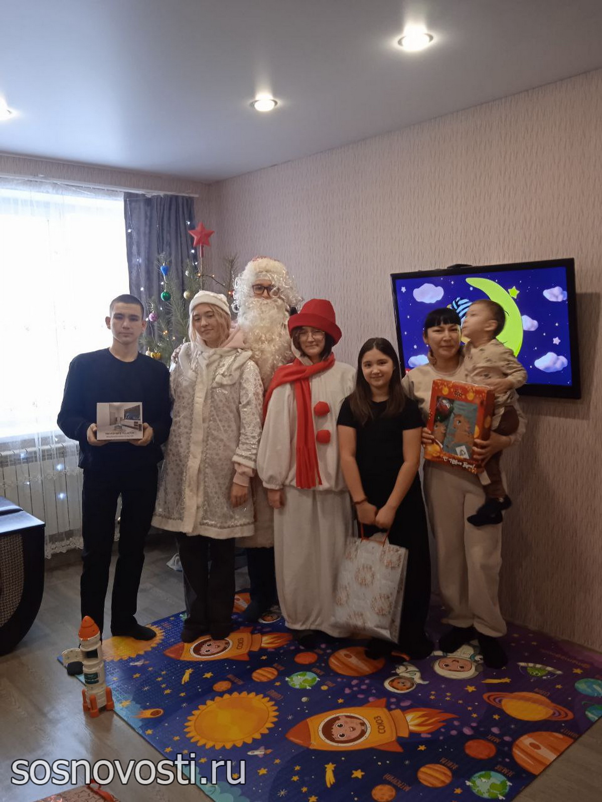 Мечту на дом заказывали? К сосновским ребятам приехали Снеговики-добряки