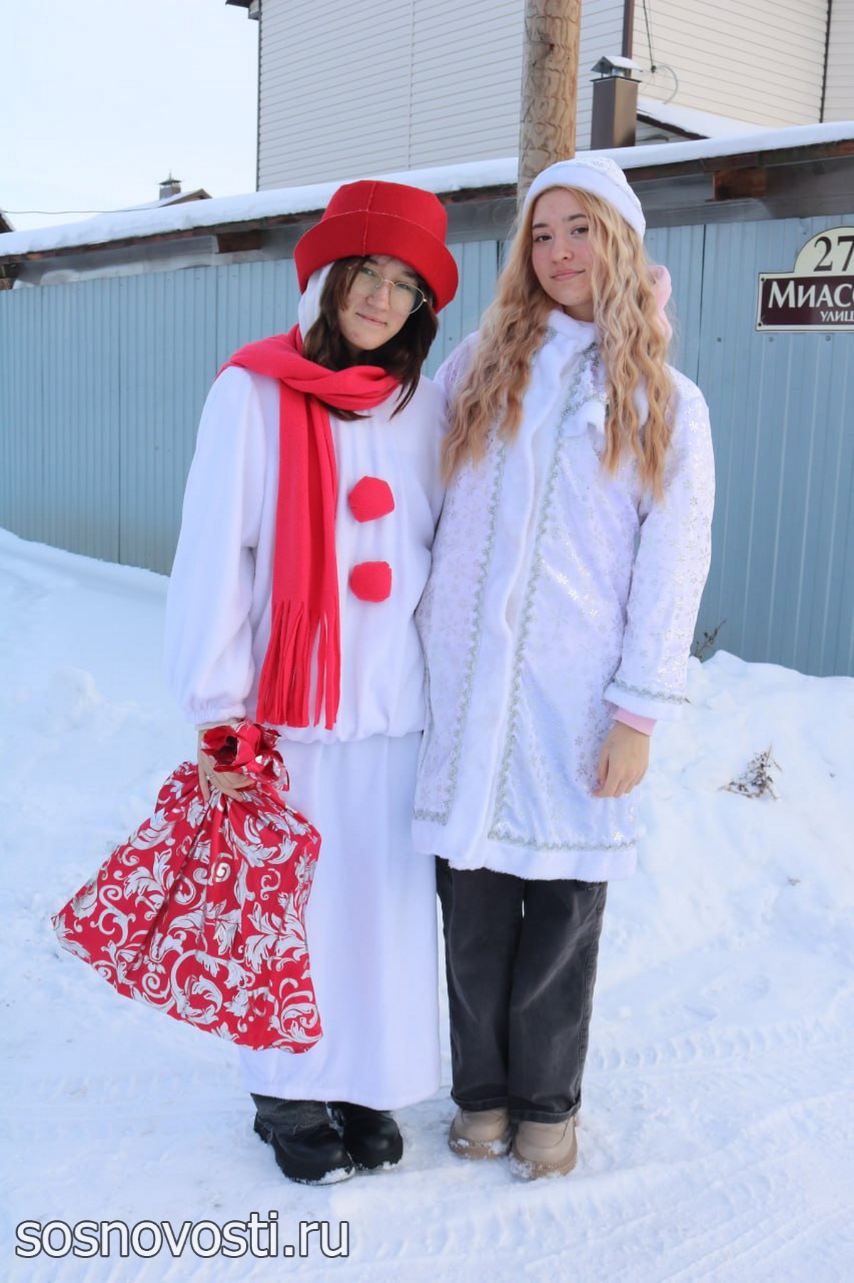 Мечту на дом заказывали? К сосновским ребятам приехали Снеговики-добряки