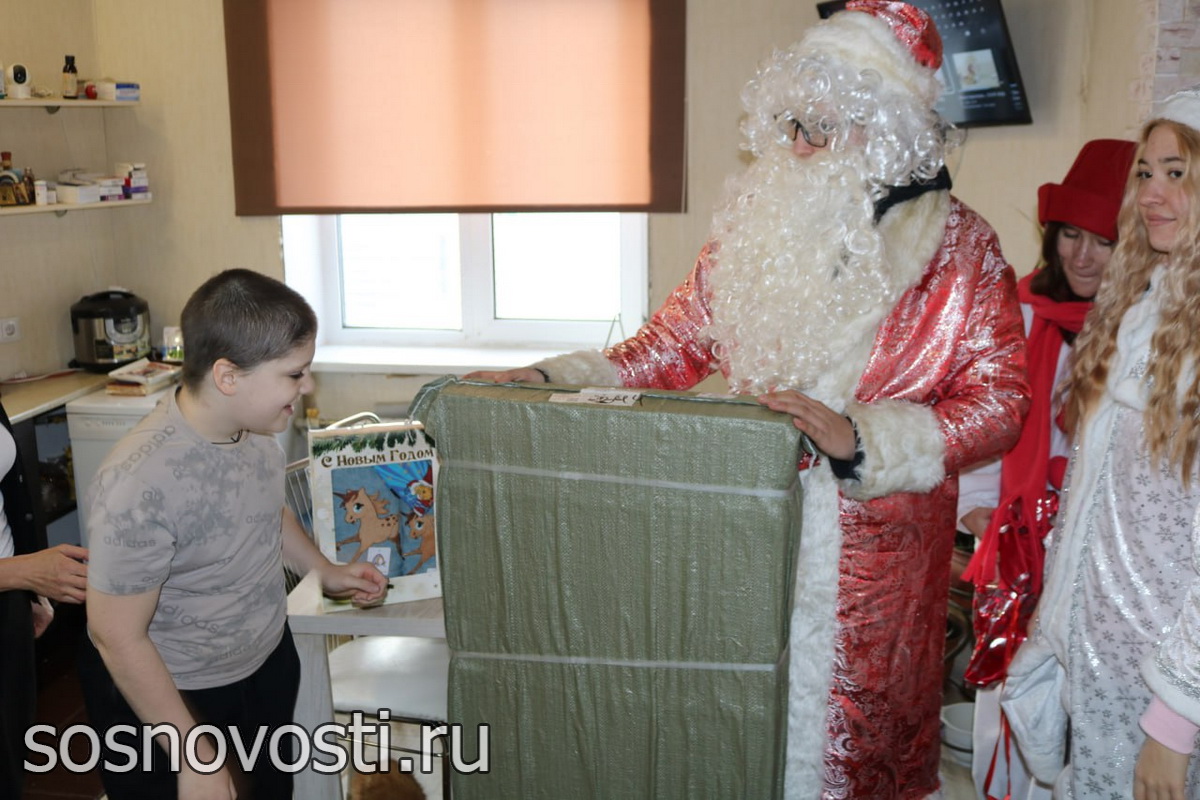 Мечту на дом заказывали? К сосновским ребятам приехали Снеговики-добряки
