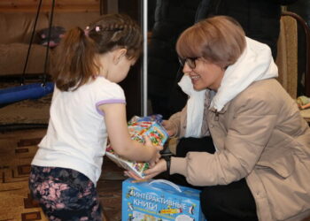 Мечту на дом заказывали? К сосновским ребятам приехали Снеговики-добряки