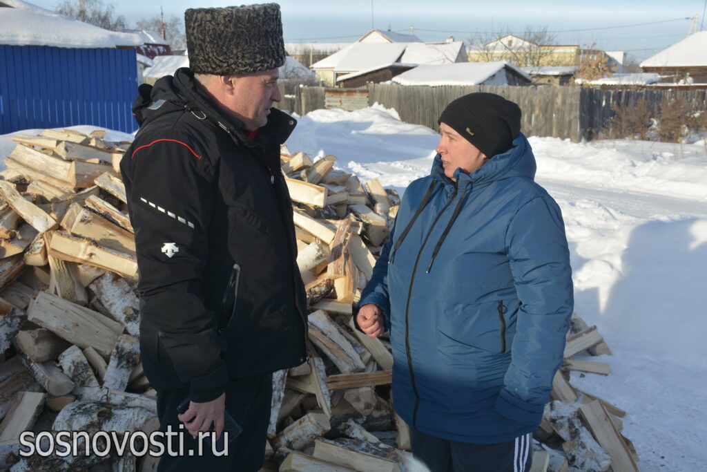 Семье участника СВО привезли дрова