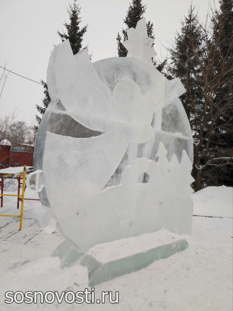 В Долгодеревенском появился ледяной ангел