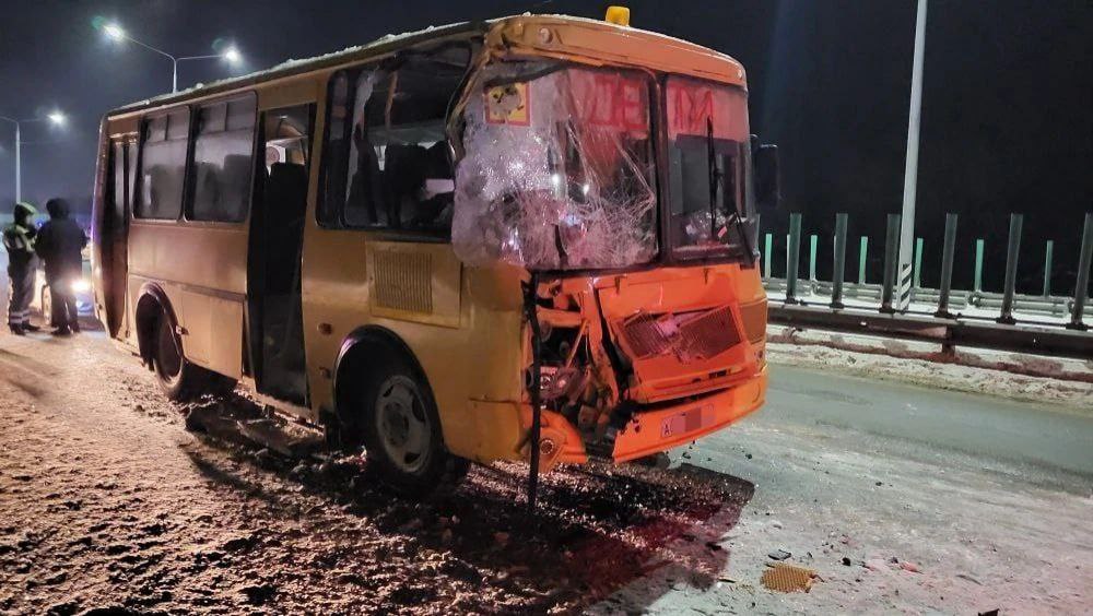 В Сосновском округе школьный автобус столкнулся с погрузчиком