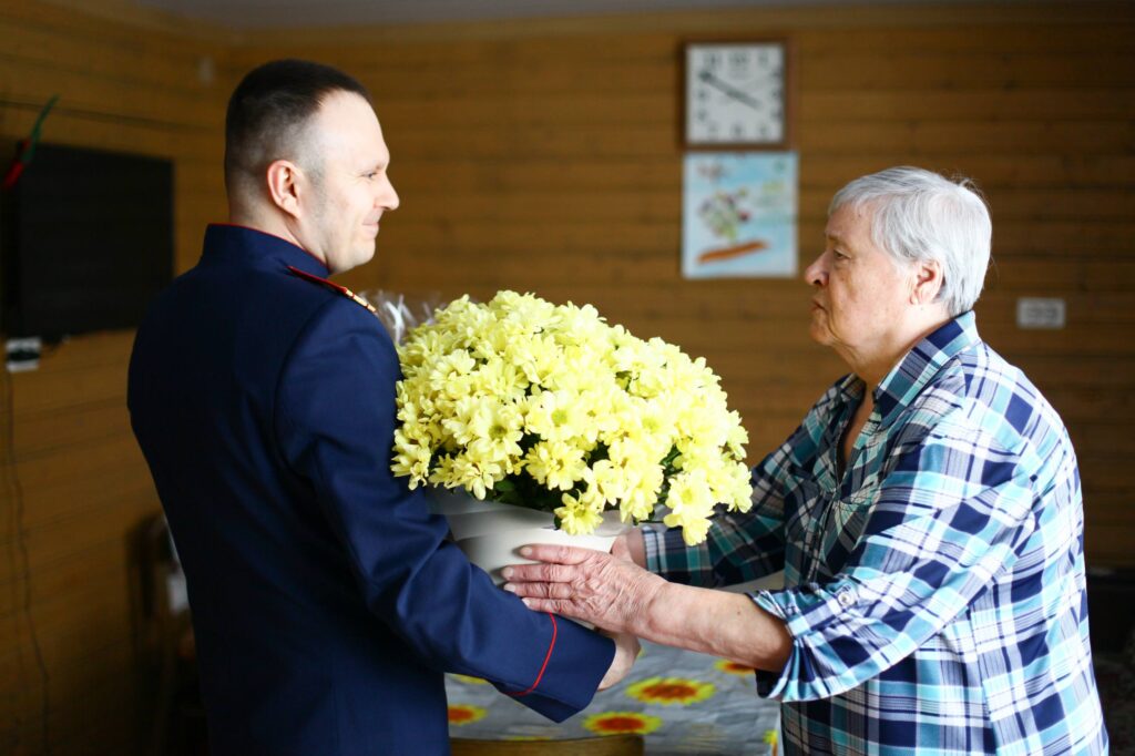 Жительницу блокадного Ленинграда навестили офицеры Следственного Комитета