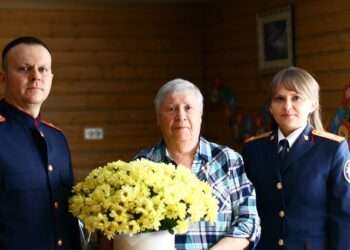 Жительницу блокадного Ленинграда навестили офицеры Следственного Комитета