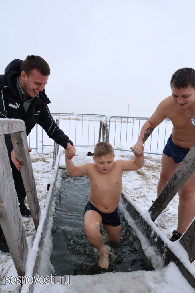 Сосновцы окунулись в купель на пруду деревни Большое Баландино