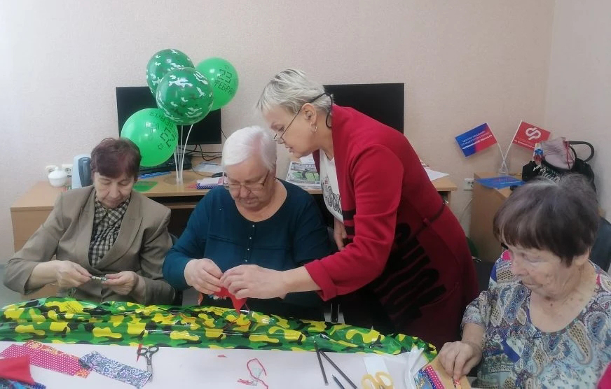 Серебряные волонтеры к празднику написали письма бойцам