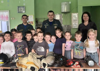 Сосновские дошколята примерили костюм пожарного