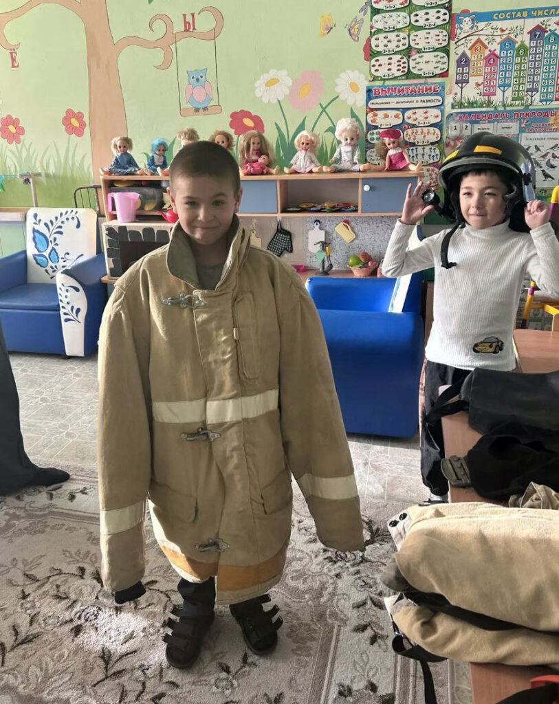 Сосновские дошколята примерили костюм пожарного