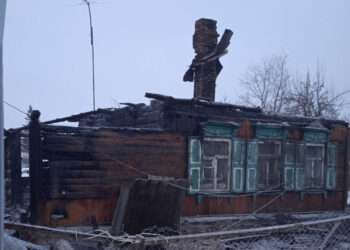 В Полетаево ночью вспыхнул жилой дом