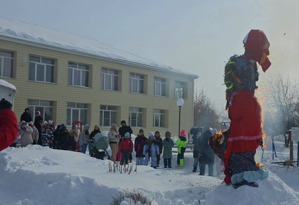 Жители поселка Есаульский проводили зиму