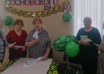 Серебряные волонтеры к празднику написали письма бойцам